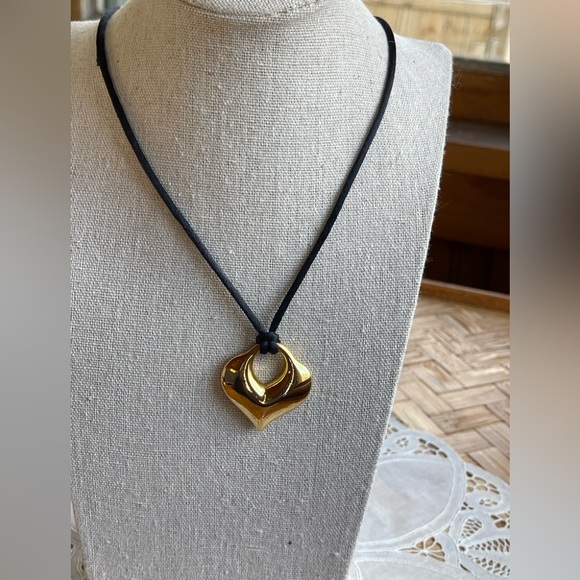 Vintage Jewelry - Gold tone sculpture cord necklace